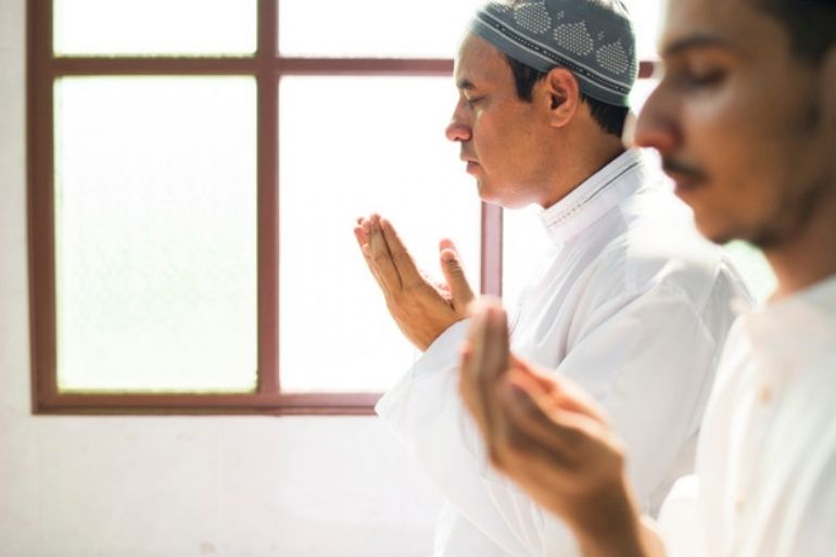 dua lelaki membaca Doa Qunut Nazilah