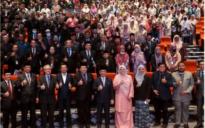 MOHD Na’im Mokhtar (tengah) bergambar bersama para hadirin selepas Majlis Perhimpunan Agensi di bawah Menteri di JPM (Hal Ehwal Agama) di Kompleks Islam Putrajaya.